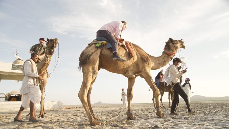 Rock Raiders mounting camels at Sambhar Salt Lake. – Bild: Copyright: Discovery Communications, Inc. For Show Promotion Only