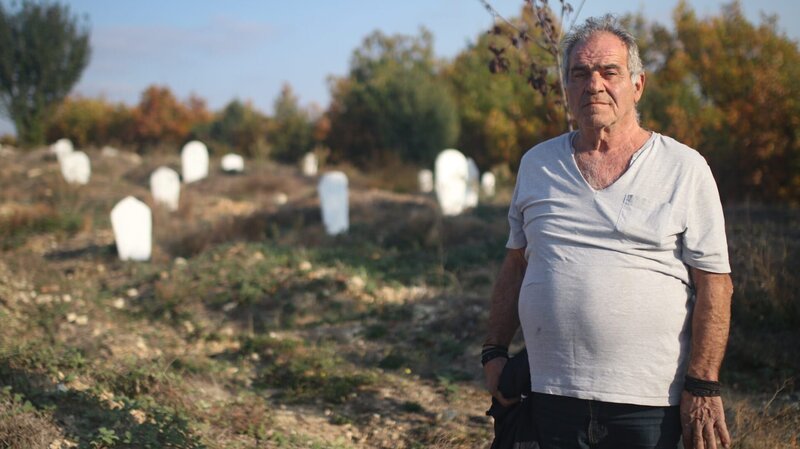 Kostas Christosomatidis bestattet tote Flüchtlinge auf dem Friedhof der Namenlosen. – Bild: ORF/​BR/​Rüdiger Kronthaler