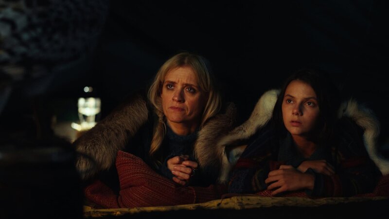 L-R: Ma Costa (Anne-Marie Duff) and Lyra Belacqua (Dafne Keen) – Bild: Die Verwendung ist nur bei redak /​ HBO /​ © Home Box Office, Inc. All rights reserved. HBO® and related channels and service marks are the property of Home Box Office, Inc.