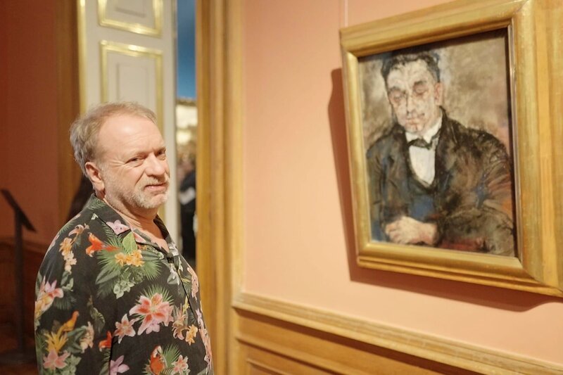 Kabarettist und Schauspieler Reinhard Nowak neben Oskar Kokoschkas „Der Rentmeister“. Lässt sich die Wirkung von Kunst auf uns messen? – Bild: ServusTV /​ Bilderfest