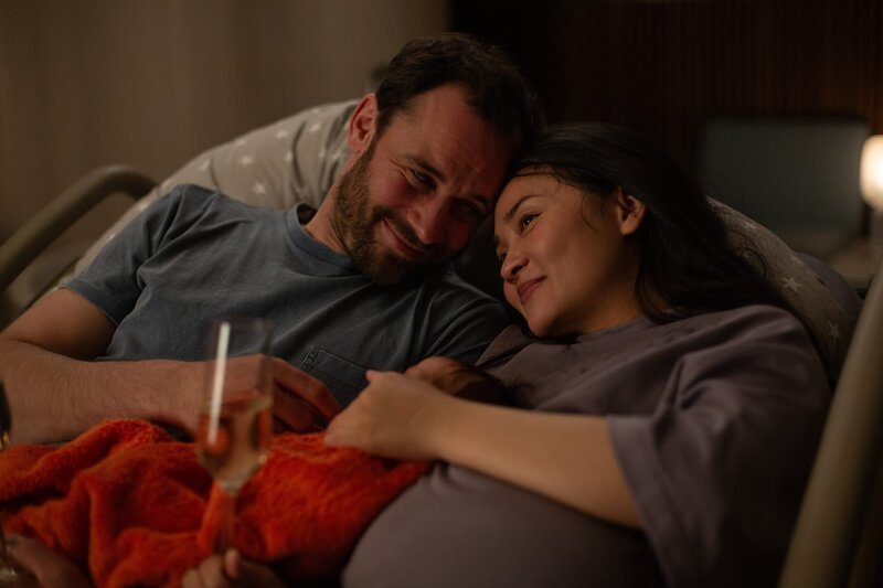 Caro (Mai Duong Kieu, r.) und ihr Freund Vincent (Axel Benrath, l.) haben es geschafft: Ihr erstes gemeinsames Kind ist zur Welt gekommen, und darauf stoßen sie an. – Bild: ZDF und Richard Kranzin.