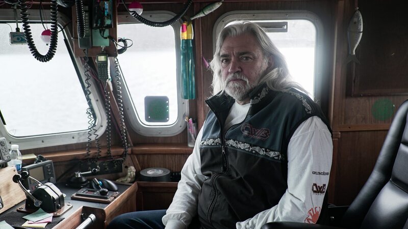 Summer Bay Captain Wild Bill poses towards the camera in the wheelhouse. – Bild: Shane Moore /​ Discovery Channel /​ Discovery Communications, LLC