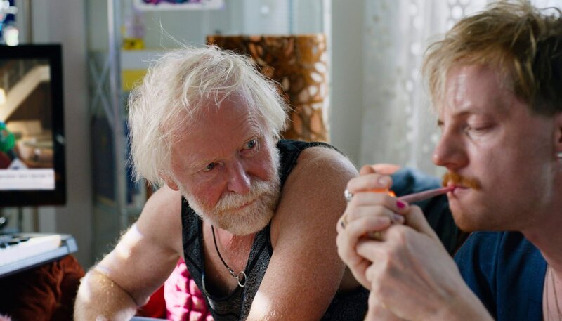 Mikis Lover Heini (Merlin Sandmeyer, re.) und ihr Vater Walter (Klaus Huhle, li.) rauchen einen Joint. – Bild: ARD Degeto/​Majestic Film/​Dor Film/​Viafilm