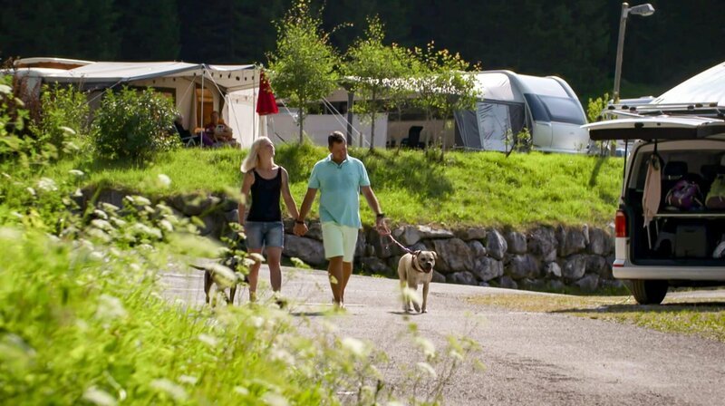 Mit Hunden ins Camperglück. Nadine und Heiko sind frisch verliebt. Beim Campen am Tennsee wird die Beziehung einer ersten Probe unterzogen. Denn Nadine geht oder fährt nirgendwo hin ohne ihre beiden Hunde … – Bild: MDR/​timeline