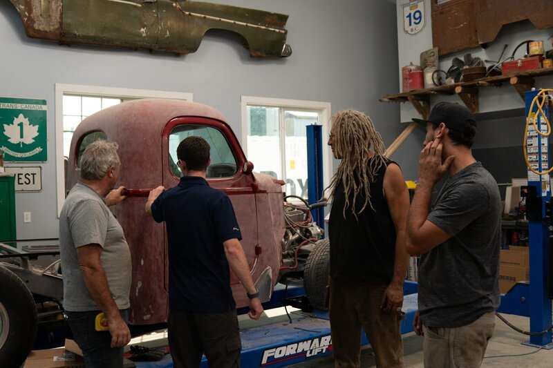Rick, Rick, Mike & Connor talking about Harvester restoration – Bild: Rust (1) Productions Inc. /​ Rust (1) Productions Inc. /​ Aaron Denault