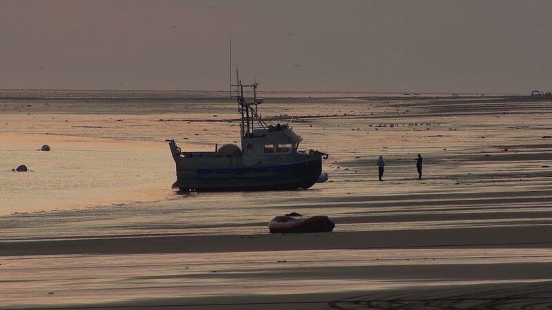 A boat stranded on the beach by the tide. – Bild: Discovery Communications