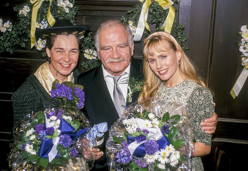 Gerdi (Gerda Steiner, li.), Opa Stangl (Peter Steiner sen.) und Uschi (Uschi Buchfellner) freuen sich auf die bevorstehende Hochzeit. – Bild: ORF/​RTL
