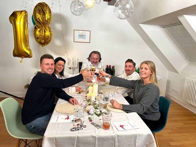 Tag 4, v.l.n.r.: Eik, Sylvia, Gastgeber Marcus, Tom und Hannah Foto: RTL /​ ITV Studios Germany – Bild: RTL /​ ITV Studios Germany