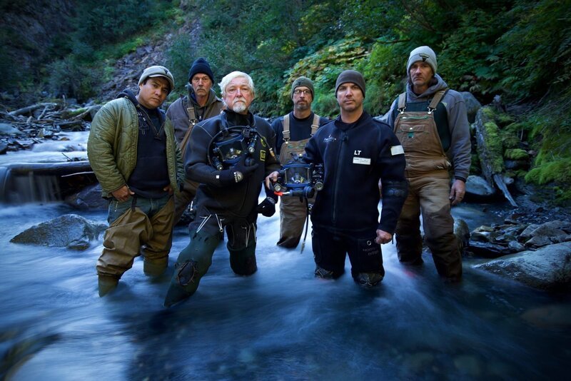 (From left to right) Carlos, Wes, Fred, Rich, Dustin + Paul stood in the water at McKinley Creek. – Bild: Discovery Channel /​ Discovery, Inc.