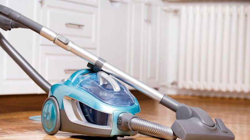 Close up of electrical vacuum cleaner on parquet floor with kitchen cabinets in background. – Bild: Jevtic /​ Getty Images/​iStockphoto /​ iStockphoto /​ Discovery Communications.