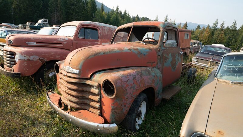Ford F100 before – sitting in field – Bild: Rust (1) Productions Inc. /​ Rust (1) Productions Inc. /​ Aaron Denault