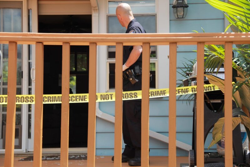 Police officer looking into the crime scene. – Bild: Kevin Kaufman /​ Discovery Communications