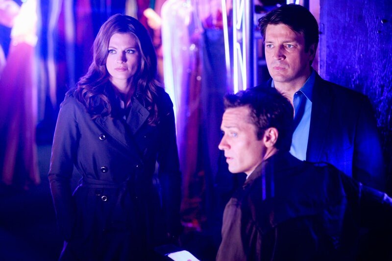 In the front: Kevin Ryan (Seamus Dever) In the back, L-R: Kate Beckett (Stana Katic), Richard Castle (Nathan Fillion) – Bild: Universal TV (DE) /​ Vivian Zink /​ ABC /​ American Broadcasting Companies, /​ © 2011 ABC Studios ©Universal Channel Photocredit Mandatory, Editorial Use Only, No Archive, No Resale