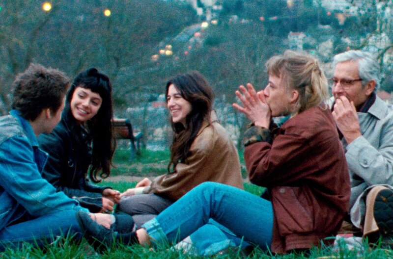 Passagiere der Nacht – Bild: Nord-Ouest Films /​ Elisabeth (Charlotte Gainsbourg, Mi.) verbringt zusammen mit ihren beiden Kindern, ihrem eigenen Vater (Didier Sandre, re.) und der drogensüchtigen Talulah (Noée Abita, 2.v.l.) einen Abend.