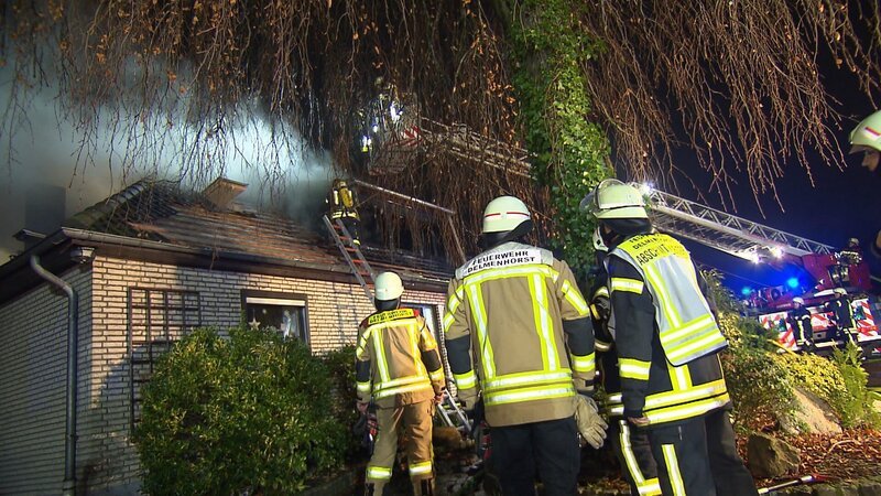 In Delmenhorst brennt das Eigenheim einer sechsköpfigen Familie und die Lebensretter haben die Lage noch nicht unter Kontrolle. – Bild: Warner Bros. Discovery