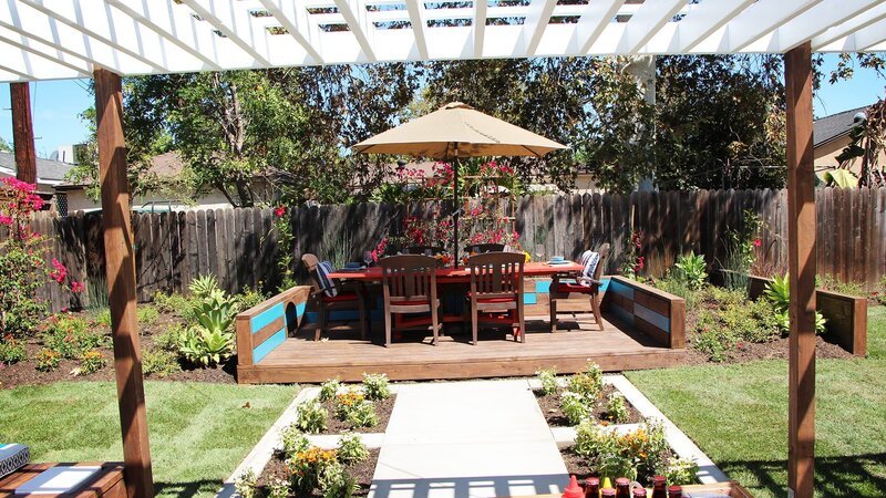 Landschaftsdesignerin Sara hilft zwei Hausbesitzern bei der Umgestaltung ihres traurigen Gartens. Sie richtet eine schöne Terrasse ein, baut eine Grillstation auf und sorgt für gemütliche Sitz- und Essgelegenheiten im Grünen. – Bild: HGTV