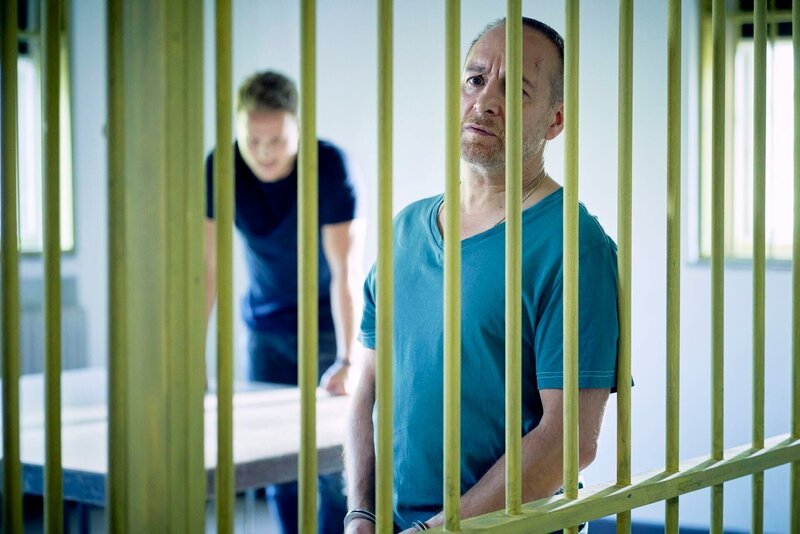 Semir (Erdogan Atalay, r.) wird von Max (Nicolas Wolf) im Gefängnis besucht. +++ – Bild: RTL /​ Guido Engels