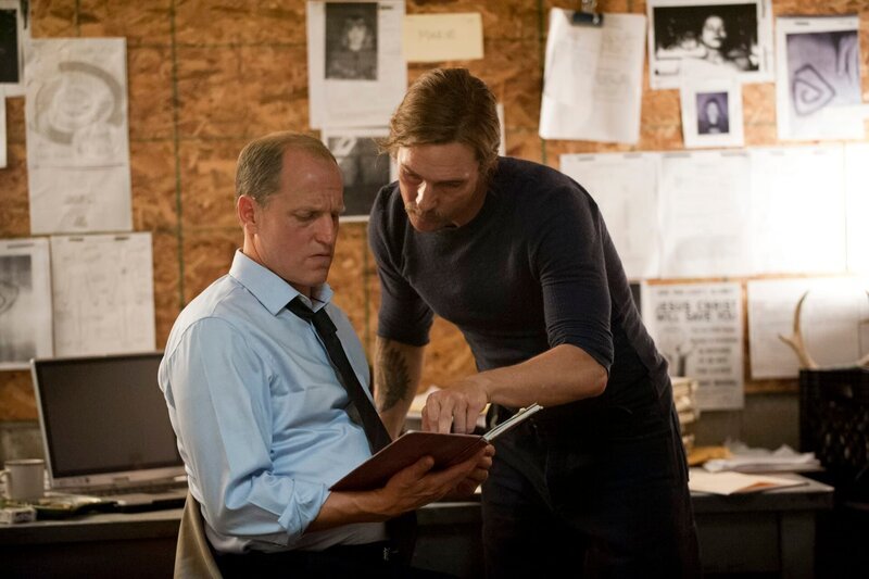 Woody Harrelson as Detective Marty Hart (l.), Matthew McConaughey as Detective Rust Cohle (r.) – Bild: 2013 Home Box Office, Inc. All rights reserved. HBO ® and all related programs are the property of Home Box Office, Inc.