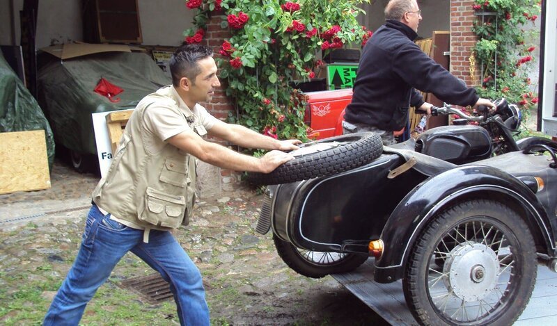 Trödel-Experte Mauro Corradino mit einem alten Motorradgespann – Bild: RTL Zwei