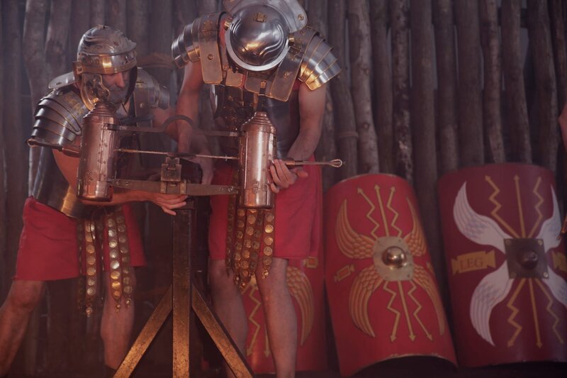 Dank moderner Waffen erringen die Römer bei ihrer ersten Schlacht in Kaledonien den Sieg. – Bild: ZDF und © Blink Films 2021./​© Blink Films 2021