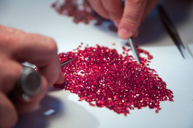 Cooked Rubies in a cooking den in Chanthaburi. – Bild: Discovery Channel