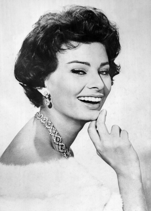 PARIS, FRANCE: Photo taken in the 1960’s of Italian actress Sophia Loren. Sophia Loren, originally Sofia Scicolone, was born 20 September 1934 in Rome, and was discovered at the age of 15 by movie producer Carlo Ponti, who later became her husband. She received the Cannes Festival Best actress prize for the film La Ciociara. AFP PHOTO (Photo credit should read AFP/​AFP/​Getty Images) – Bild: AFP /​ AFP /​ AFP/​Getty Images