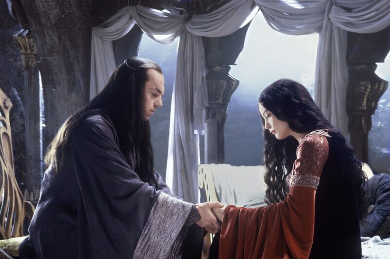 Elrond (Hugo Weaving) und seine Tochter Arwen (Liv Tyler). Den Vater bedrückt die Entscheidung der Tochter für einen Menschen, denn dies bedeutet, dass sich ihre Wege bald für immer trennen werden. – Bild: WARNER BROTHERS