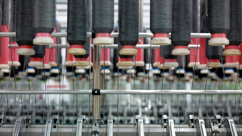 Spinning factory machinery detail – Bild: gerenme /​ Getty Images/​iStockphoto /​ iStockphotoGettyImages-472869240 /​ gerenme