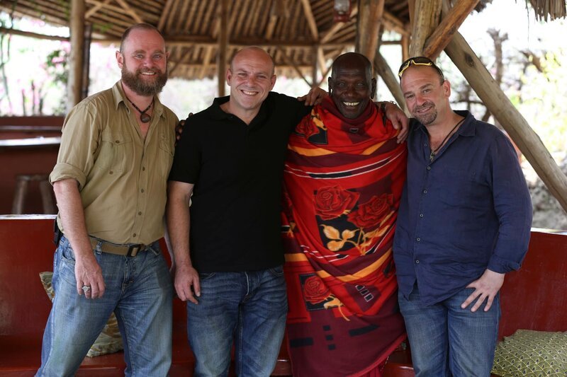 Gavin Linsell, Don Kogen, a Masaai elder and Kfir „Fear“ Gershonowitz at the Tanzanite auction location. – Bild: Copyright: Discovery Communications, Inc. For Show Promotion Only
