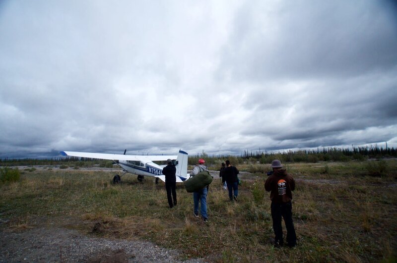 The Korth family near a small airplane. – Bild: Animal Planet /​ Discovery Communications