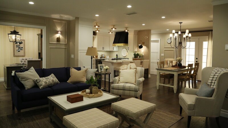 A view of the renovated living room space. – Bild: TLC /​ Discovery Communications