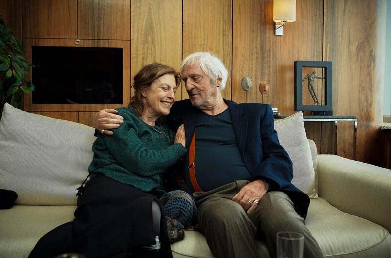Das Althippie-Paar Jutta (Angela Winkler) und Bernd (Günther Maria Halmer) machen eine Paartherapie. – Bild: ARD Degeto/​NDR/​Thomas Leidig