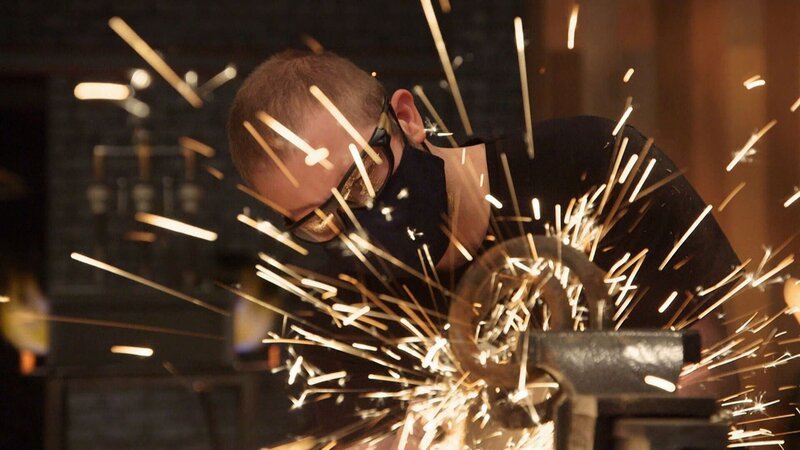 Ein Mann benutzt eine Metallbearbeitungsflex – Bild: libuk /​ © THE HISTORY CHANNEL /​ A+E Nnetworks