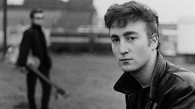 John Lennon und im Hintergrund Stuart Sutcliffe, Hamburg 1960 – Bild: phoenix/​ZDF/​BBC