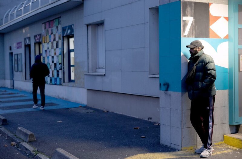 Als verdeckter Ermittler für den Inlandsnachrichtendienst DST ermittelt Karim (Gringe) im Umfeld einer Moschee im 20. Pariser Arrondissement. – Bild: Mika Colleton /​ © Mika Colleton