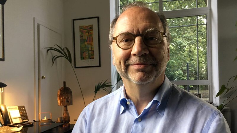 Peter Piot, Director of the London School of Hygience and Tropical Health, co­discoverer of the Ebola virus in Zaire in 1976. – Bild: Discovery Communications
