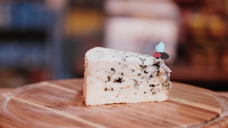 In nur wenigen Sekunden verputzt die kleine Fliege den gesamten Käse. – Bild: rbb/​Stefan Wieland