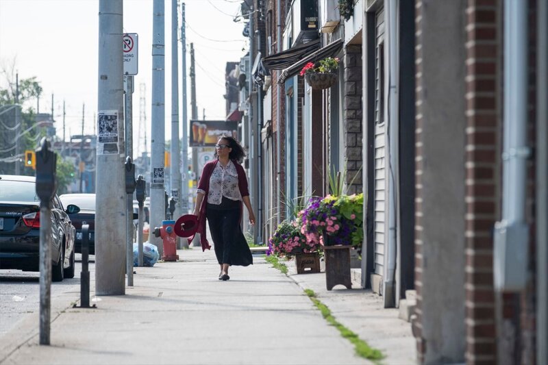Eine Frau geht die Straße entlang – Bild: 2017 Cineflix DSG Photo (C)A&E Phoctocredit Mandatory, Editorial Use Only, NO archive, NO Resale