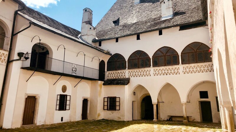 Schloss Frauenstein Innenhof. – Bild: ORF/​GS-Film/​Gernot Stadler