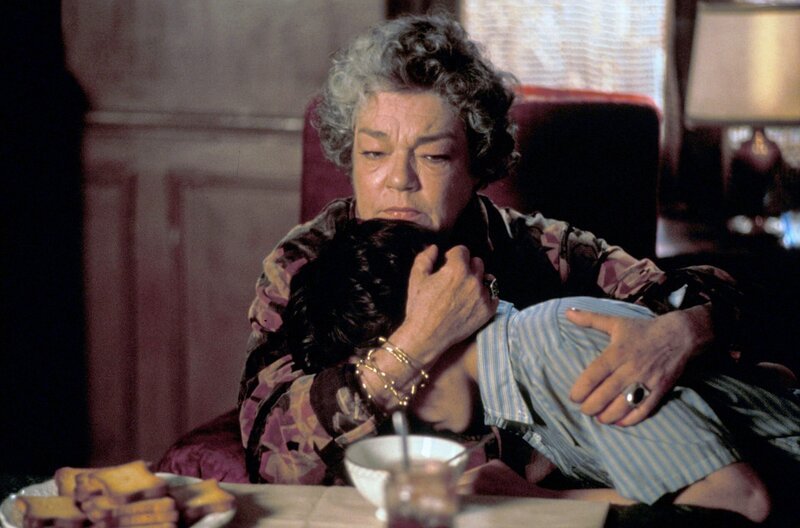 Madame Rosa (Simone Signoret) kümmert sich um Momo (Samy Ben Youb), zu dem sie eine enge Bindung aufbaut. – Bild: ARTE F /​ © 1977 Studiocanal /​ © 1977 Studiocanal