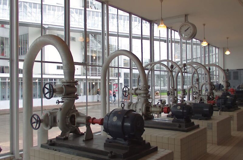 Die Van Nelle Fabrik in Rotterdam gehört seit 2014 zum UNESCO-Welterbe. Zur Schau gestellte Technik im Kraftwerk demonstriert Fortschritt und Modernität. – Bild: BR/​SWR/​Holger Schüppel