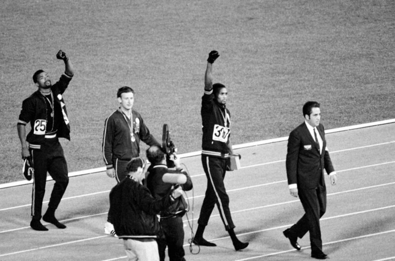 ohn Carlos und Tommie Smith zeigen symbolhaften Widerstand bei den Olympischen Spielen 1968. – Bild: WDR /​ © Getty Images /​ © Getty Images