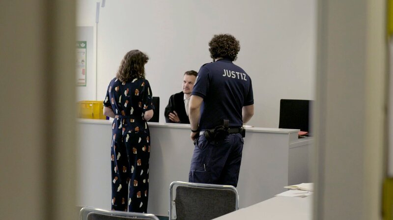 Letzte Generation-Gründerin Lea Bonasera vor Gericht – Bild: MDR/Martin Kaeswurm Letzte Generation-Gründerin Lea Bonasera vor Gericht – Bild: MDR/Martin Kaeswurm