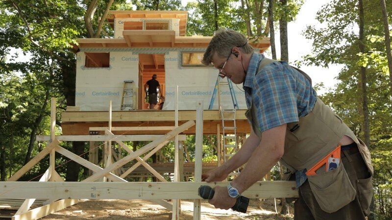 Pete Nelson working on the treehouse. – Bild: WTV – Treehouse Masters /​ Animal Planet /​ Discovery Communications