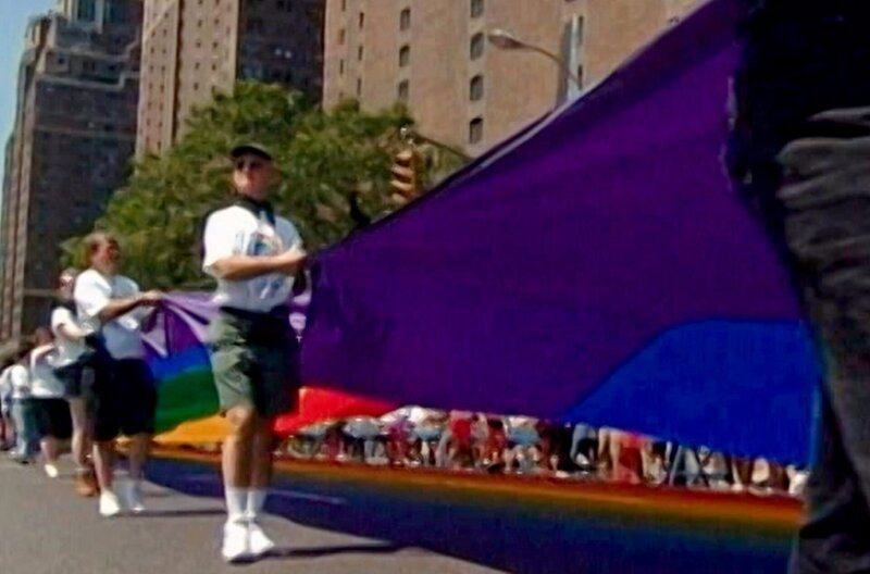 Anlässlich des 25. Stonewall-Jubiläums wird 1994 eine 1,6 Kilometer lange Regenbogenflagge durch New York getragen. – Bild: WDR /​ © Getty Images /​ © Getty Images