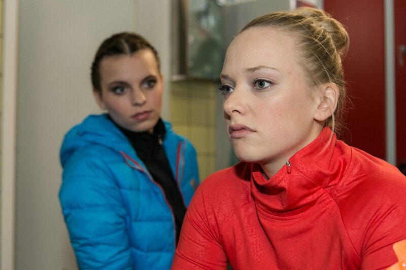 Marie (Judith Neumann, r.) gibt sich vor Michelle (Franziska Benz) entschlossen, sich ohne Jenny auf die anstehende Qualifikation für die Deutsche Meisterschaft vorzubereiten. +++ – Bild: NOW US