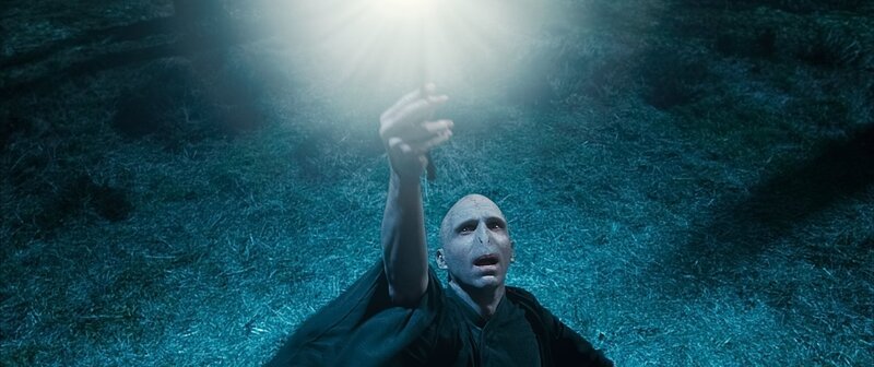 Während Harry und seine Freunde nach den Horkruxen suchen, um Lord Voldemort (Ralph Fiennes) zu schwächen, setzt dieser alles daran, seine Macht immer weiter auszubauen … – Bild: Dieses Bild darf ausschließlich zur Programmankündigung, nicht zur sonstigen redaktionellen Berichterstattung verwendet werden.