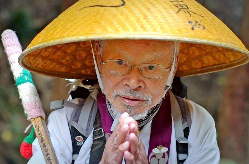 Masanao Tsujimoto ist 88 Jahre alt. Mit seiner Frau begibt er sich zu Fuß auf den Shikoku-Pilgerweg – 1200 Kilometer, 88 Tempel. – Bild: phoenix/​ZDF/​arte/​NHK/​Gedeon