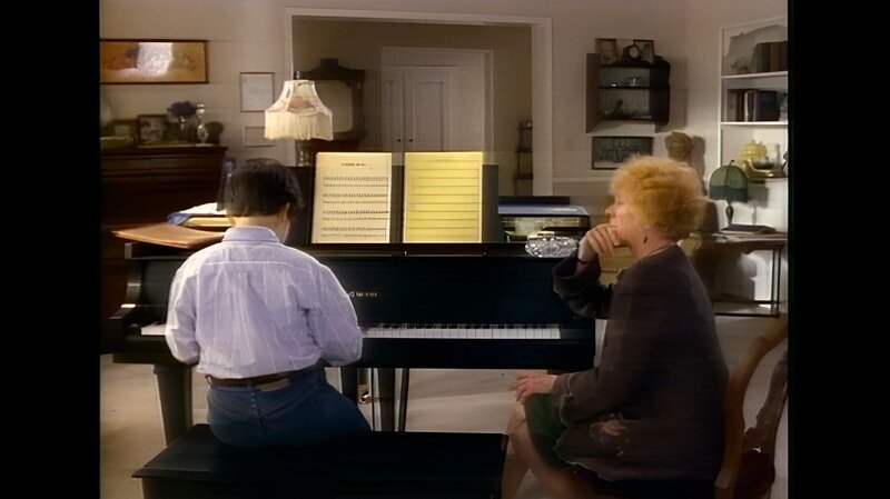 Kevin (Fred Savage) hat eigentlich keine Lust, Klavier zu üben. Doch als er hört, dass seine Lehrerin Mrs. Carples (Maxine Stuart) denkt, dass er Talent hat, gibt er sich besonders viel Mühe. Trotzdem wird sein Auftritt ein Fiasko. – Bild: RTL Zwei