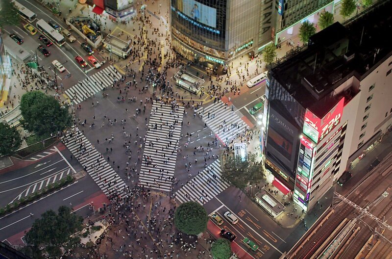 Tokios berühmteste Kreuzung in Shibuya ist immer belebt – Bild: phoenix/​ZDF/​arte/​NHK/​Gedeon